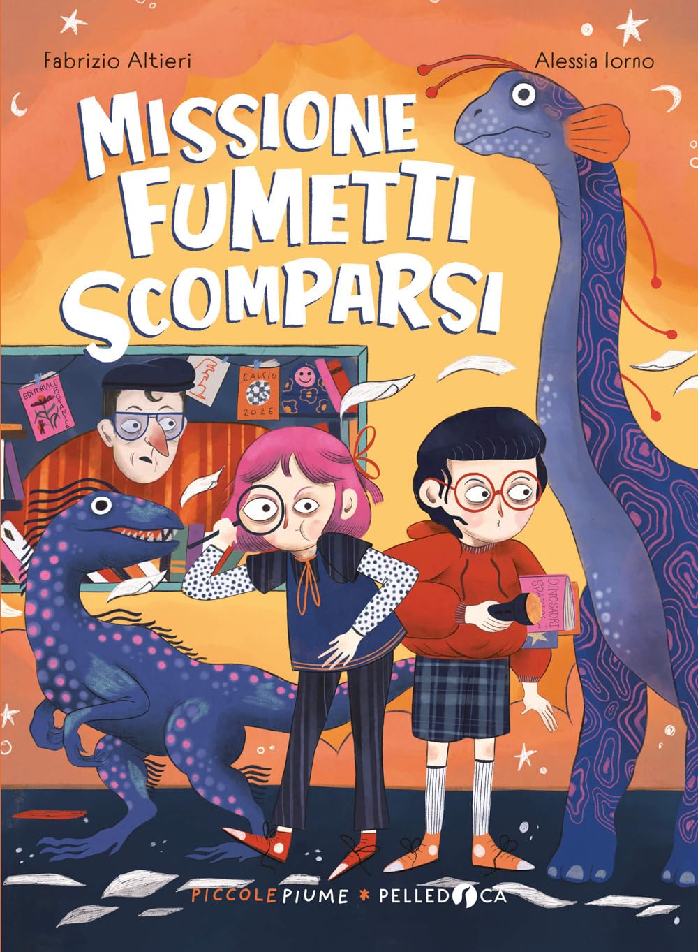 Copertina di Missione fumetti scomparsi di Fabrizio Altieri, illustrazioni di Alessia Iorno, Pelledoca: Ludo con la lente d'ingrandimento e Teo con la torcia, tra due dinosauri e un edicolante